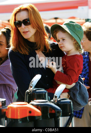 Marcia Cross besucht einen Bauernmarkt in Brentwood mit ihrer Tochter Eden. Los Angeles, Kalifornien, USA - 15.11.09 Stockfoto