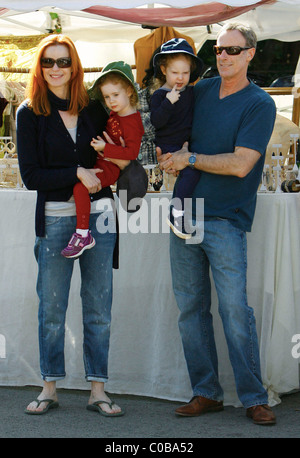 Marcia Cross besucht einen Bauernmarkt in Brentwood mit ihren Zwillingstöchtern Eden und Savannah und Ehemann Tom Mahoney. Los Stockfoto