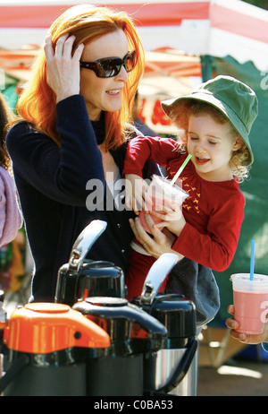 Marcia Cross besucht einen Bauernmarkt in Brentwood mit ihrer Tochter Eden. Los Angeles, Kalifornien, USA - 15.11.09 Stockfoto
