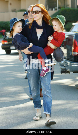 Marcia Cross besucht einen Bauernmarkt in Brentwood mit ihren Zwillingstöchtern Eden und Savannah. Los Angeles, Kalifornien, USA- Stockfoto