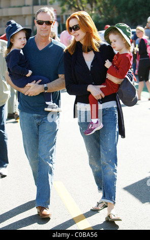Marcia Cross besucht einen Bauernmarkt in Brentwood mit ihren Zwillingstöchtern Eden und Savannah und Ehemann Tom Mahoney. Los Stockfoto