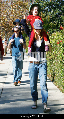 Marcia Cross besucht einen Bauernmarkt in Brentwood mit ihren Zwillingstöchtern Eden und Savannah und Ehemann Tom Mahoney. Los Stockfoto