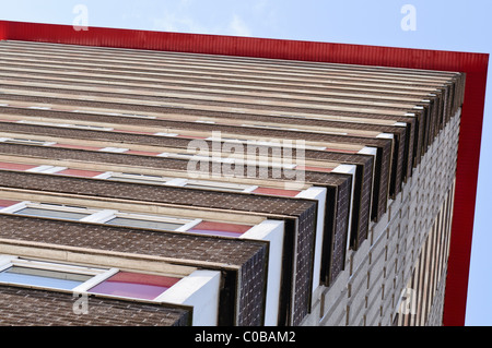 Nach oben auf das Dach des Divis Tower, einem großen Wohnblock in Belfast Stockfoto