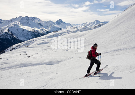 Skifahrer auf Skiroute 33 vom Kapall in Österreichische Alpen in St Anton bin Arlberg, Tirol, Österreich. Stockfoto
