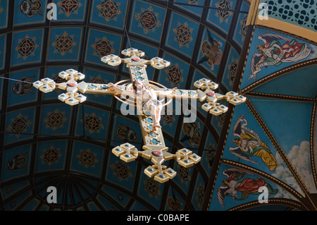 Kruzifix, unterbrochen von einer Decke in eine römisch-katholische Kathedrale Stockfoto