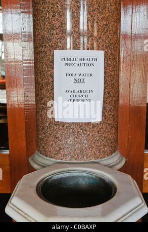 Schild am ein Weihwasser-Schriftart in eine römisch-katholische Kapelle ' öffentliche Gesundheit Vorsorge.  Weihwasser in der Kirche zur Zeit nicht verfügbar " Stockfoto