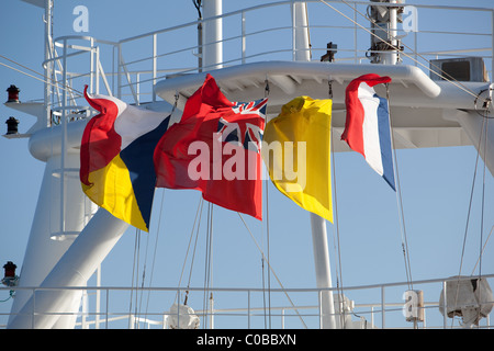 Fahnen im Wind wie zum Beispiel die Red Ensign französischen Hafen Schiffe... Stockfoto