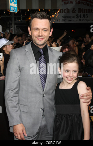 Michael Sheen mit seiner Tochter Lily Mo Sheen der Los-Angeles-Premiere von "The Twilight Saga: New Moon" im Mann Village statt Stockfoto