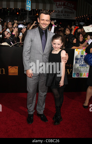 Michael Sheen mit seiner Tochter Lily Mo Sheen der Los-Angeles-Premiere von "The Twilight Saga: New Moon" im Mann Village statt Stockfoto