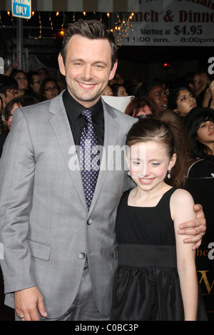 Michael Sheen mit seiner Tochter Lily Mo Sheen der Los-Angeles-Premiere von "The Twilight Saga: New Moon" im Mann Village statt Stockfoto