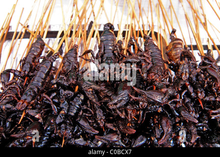 Strong Sprachdesigns Teilnehmer Schlucht auf Spinnen und andere großen Insekten bei einem Wettessen in Guizhou, China. Der Gewinner ist der Stockfoto