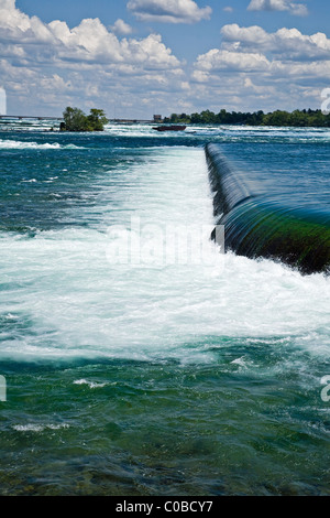 Hochwasserentlastung aus hydroelektrischen Kraftwerk auf dem Niagara Fluss über Horseshoe Falls Stockfoto