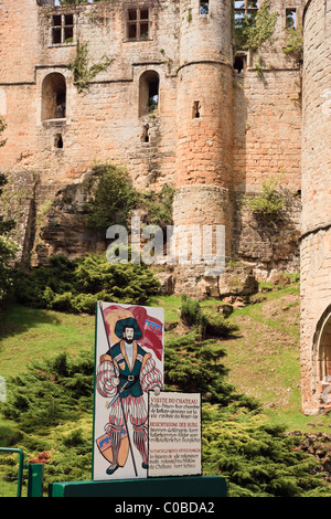 Beaufort, Großherzogtum Luxemburg, Europa. 12. Jahrhundert Château de Beaufort castle, Ruinen und Besucher Hinweisschild Stockfoto