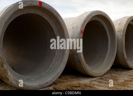 Rohre im Speicher auf einer großen Baustelle in Hampton, Peterborough herumliegen. Stockfoto