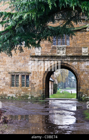 Eine gewölbte Tor zu ein elisabethanisches Herrenhaus in Warwickshire, England, an einem regnerischen Tag Stockfoto