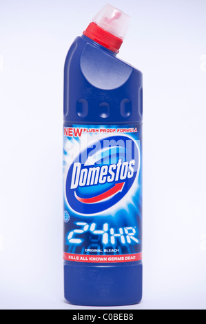 Eine Flasche Domestos original Bleichmittel für das töten Keime auf weißem Hintergrund Stockfoto