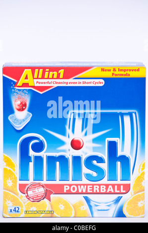 Eine Schachtel mit Finish Powerball alles in einem Geschirrspüler Tabletten auf weißem Hintergrund Stockfoto