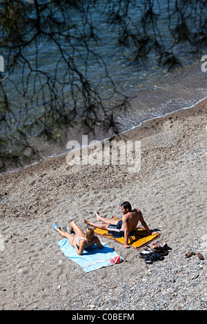 Zwei Personen, Sonnenbaden am Strand Cala Montjoi Parc Natural de Cap de Creus Emporda Catalunya Spanien Stockfoto