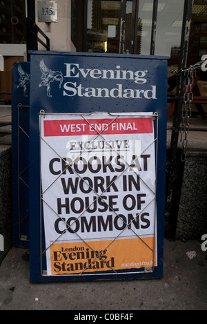 Zeitung Überschrift "Gauner bei der Arbeit im House Of Commons" Abend Standard London England UK 12. Februar 2011 Stockfoto