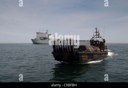 Eine königliche Marine landing Craft und RFA Mounts Bay Stockfoto