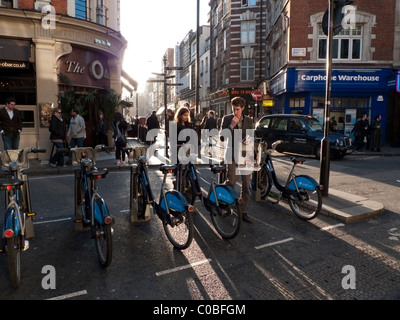 Personen an Boris Bikes in der TFL Barclays-Fahrrad-Regelung auf Wardour Street W1 Soho London England KATHY DEWITT geparkt Stockfoto