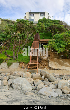 Vordere Strandhäuser am Beacons Strand in Encinitas, Kalifornien. Stockfoto