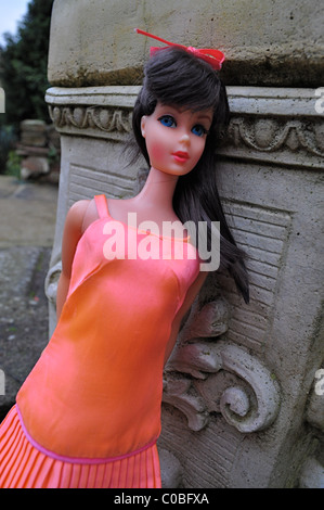 Vintage-Twist n schalten Sie 1967 Barbie-Puppe, Schokolade Bonbon Haar, Disco Dater outfit Stockfoto