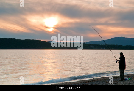 Sonnenuntergang und Angler am Strand in der Nähe von Oban Stockfoto