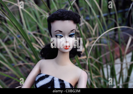Erste Barbie-Puppe von Mattel 1959 mit gewölbten Augenbrauen und schwarzen und weißen gemalten Augen in original Zebra Badeanzug gemacht Stockfoto