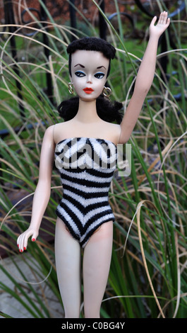 Erste Barbie-Puppe von Mattel 1959 mit hochgezogenen Augenbrauen und schwarzen und weißen Augen im ursprünglichen schwarzen und weißen Badeanzug gemacht Stockfoto