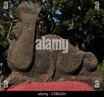 Nahaufnahme des braunen Bildnis des Basilisco Hahn Kopf Schlange, liegen an der Spitze der roten Sockel, Plaza de Armas, Ancud, Chiloé Insel, Chile Stockfoto