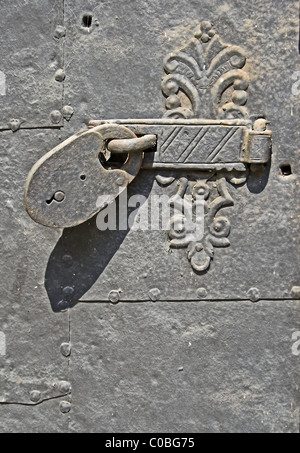 Alte Metall Tür mit Vorhängeschloss Stockfoto