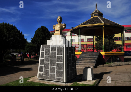 Blauer Himmelsblick auf Glorieta Gold Büste Spanisch kolonialen militärischer Offizier und Musikpavillon, Plaza de Armas, Ancud, Chiloé Insel, Chile Stockfoto