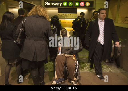 Schwerbehinderte Menschen im Rollstuhl bittet um Geld an der Grand Central Station, New York City. Stockfoto