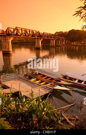 Saphan Mae Nam Khwae (Brücke am River Kwai) in der Abenddämmerung, Kanchanaburi, Thailand Stockfoto