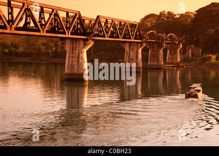 Saphan Mae Nam Khwae (Brücke am River Kwai) in der Abenddämmerung, Kanchanaburi, Thailand Stockfoto