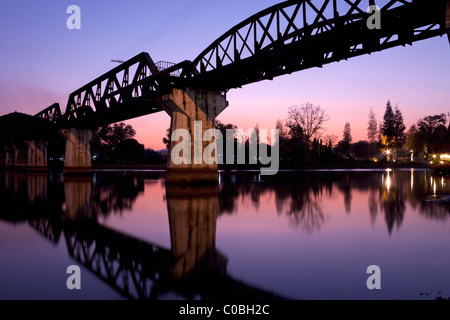 Saphan Mae Nam Khwae (Brücke am River Kwai) in der Abenddämmerung, Kanchanaburi, Thailand Stockfoto