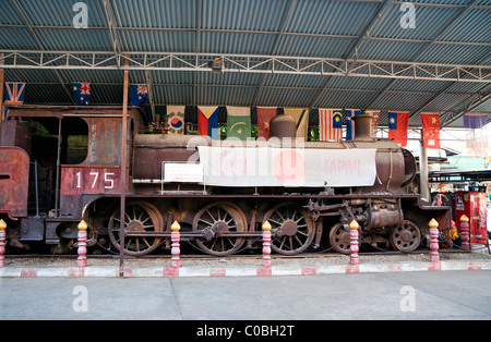 Historische japanische Dampflokomotive Nr. 175 in der Nähe der Brücke am Fluss Kwai, Museum des Zweiten Weltkriegs, Kanchanaburi, Thailand Stockfoto