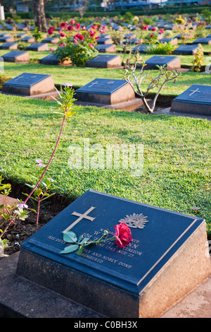 Gräber im Alliierten Soldatenfriedhof, Kanchanaburi, Thailand Stockfoto