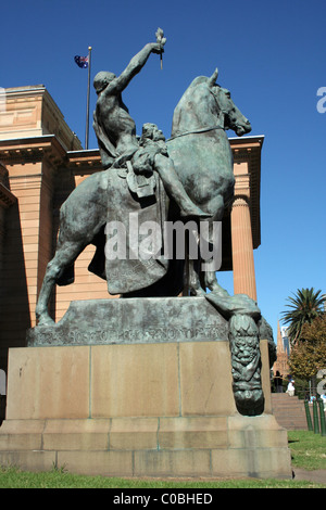 Gilbert Bayes' Die Angebote des Friedens (1923), einer der beiden Reiter bronze Statuen vor dem Haupteingang des Galerie. Art Gallery, Sydney. Stockfoto