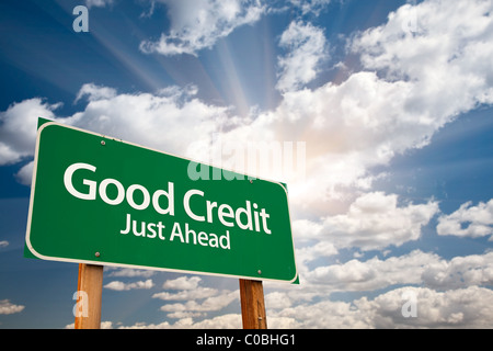 Gute Bonität grün Straßenschild mit dramatische Wolken, Sonne und Himmel. Stockfoto