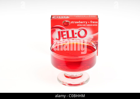 Erdbeere Jell-o in Glas Servierplatte mit Verpackung auf weißem Hintergrund Ausschnitt. Stockfoto