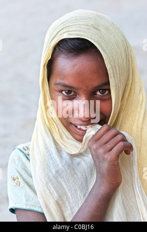 Glücklich Arm niedriger Kaste indischen Straße Mädchen lächelnd. Andhra Pradesh, Indien Stockfoto