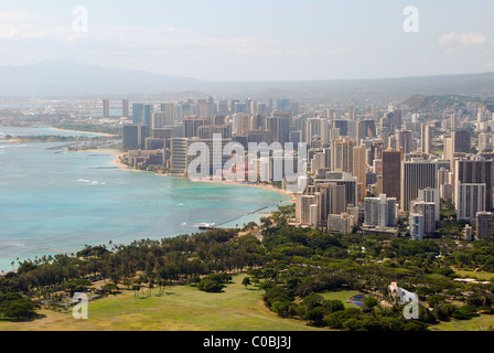 Strand von Waikiki. Die Innenstadt von Honolulu Hawaii. Stadtbild mit Gebäuden entlang der Küste. Stockfoto