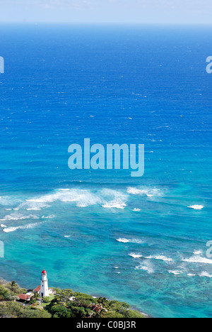 Diamond Head Leuchtturm Blick auf weiten blauen Ozean. Windward Küste von Oahu Hawaii gedreht von Diamond Head Krater. Stockfoto