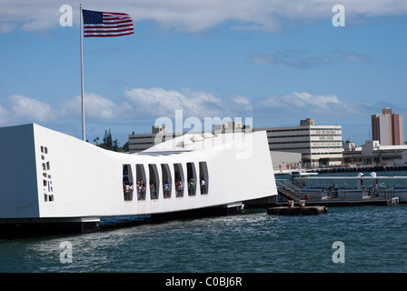 Arizona Memorial, Pearl Harbor, Hawaii. US-Flagge hoch oben USS Arizona Kriegerdenkmal. Stockfoto