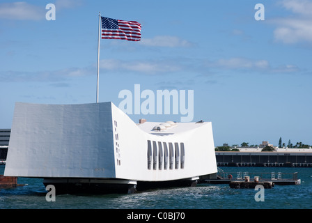 Arizona Memorial, Pearl Harbor, Hawaii. US-Flagge hoch oben USS Arizona Kriegerdenkmal. Stockfoto