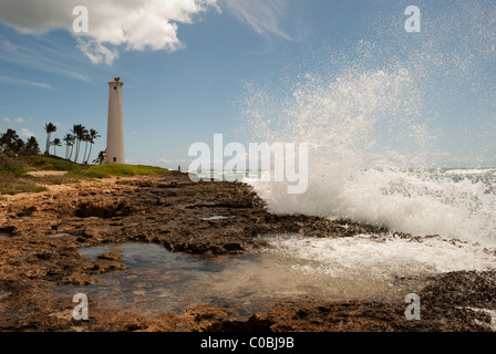 Große Welle stürzt in felsigen Küste. Barbers Point Lighthouse, Oahu Hawaii. Stockfoto