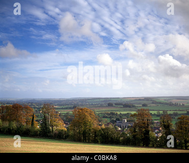 Eine herbstliche Aussicht auf das Tal der Wylye in Wiltshire, England, einschließlich das Dorf Heytesbury. Stockfoto