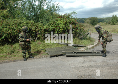 Britische Soldaten in NBC chemische Kriegsführung Anzügen während einer Übung Stockfoto